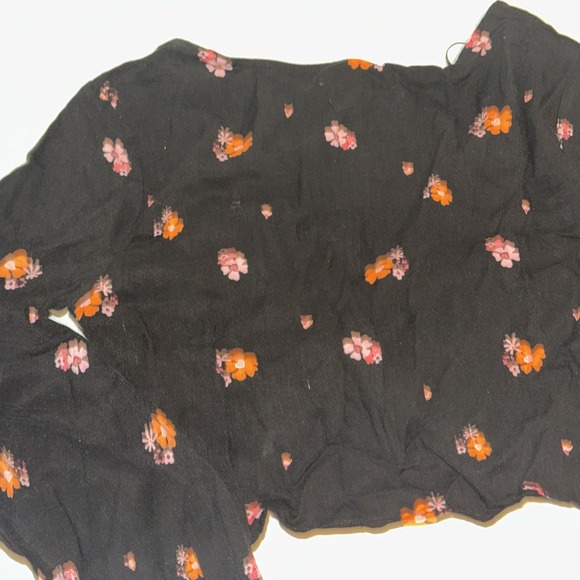 Urban Outfitted Black/peach/pink Flowers Cropped Long Sleeve Shirt Size‎ Small - Picture 6 of 6
